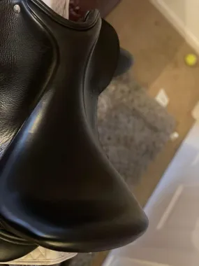 Omni taille 17/17,5 selle de dressage
